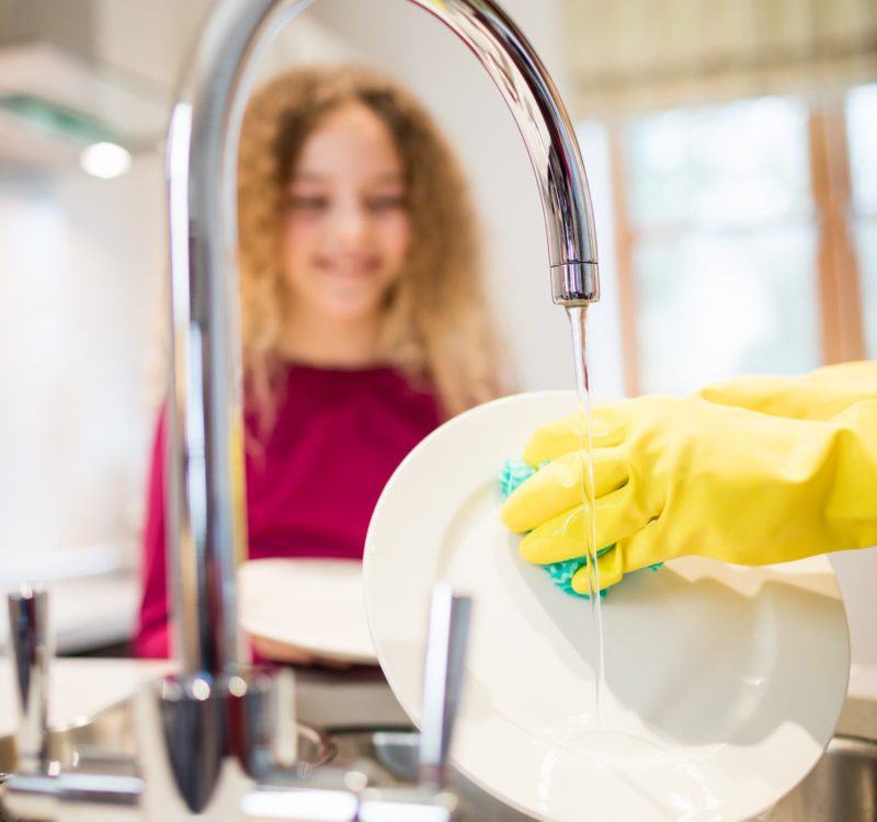 hija-mirando-la-madre-mientras-se-lava-la-placa-en-la-cocina (1)